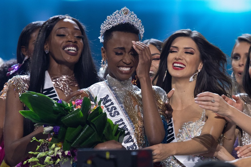 Những hình ảnh đầy cảm xúc của chung kết Hoa hậu Hoàn vũ 2019 - 8 Những hình ảnh đầy cảm xúc của chung kết Hoa hậu Hoàn vũ 2019 - 8