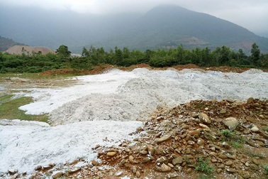 Doanh nghiệp lén lút đổ 30 tấn chất thải chưa xử lý ra môi trường