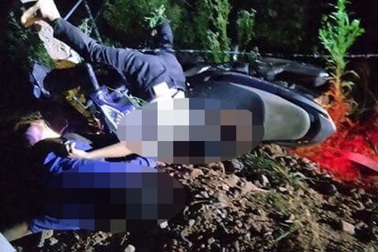 Hai nam sinh cấp 2 đi xe máy tử nạn bên đường