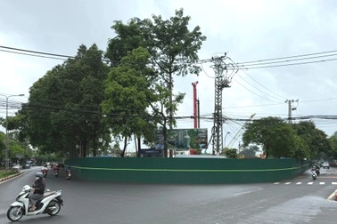 Vỉa hè bị quây kín tôn, người tham gia giao thông đi bộ dưới lòng đường