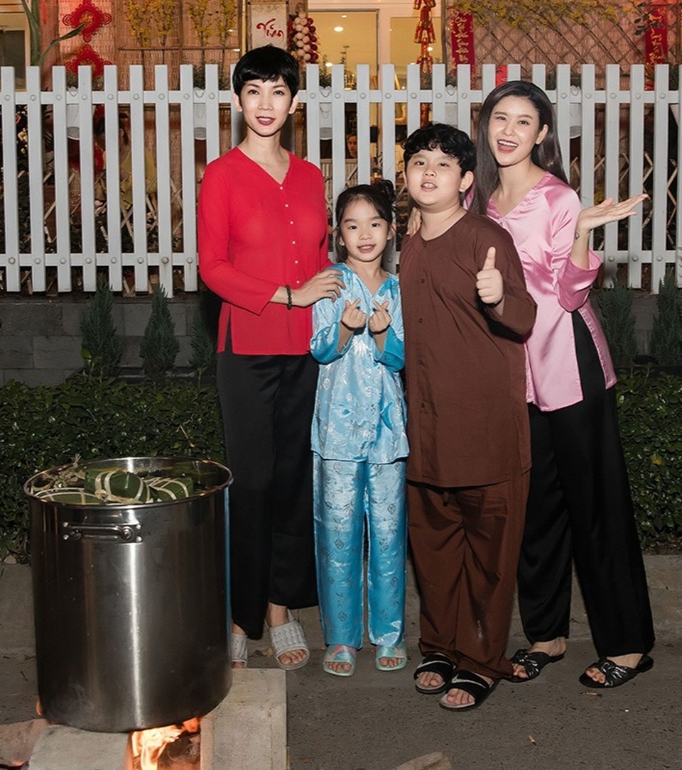 Xuân Lan, Thân Thúy Hà và Trương Quỳnh Anh dạy các con gói bánh chưng - 10 Xuân Lan, Thân Thúy Hà và Trương Quỳnh Anh dạy các con gói bánh chưng - 10