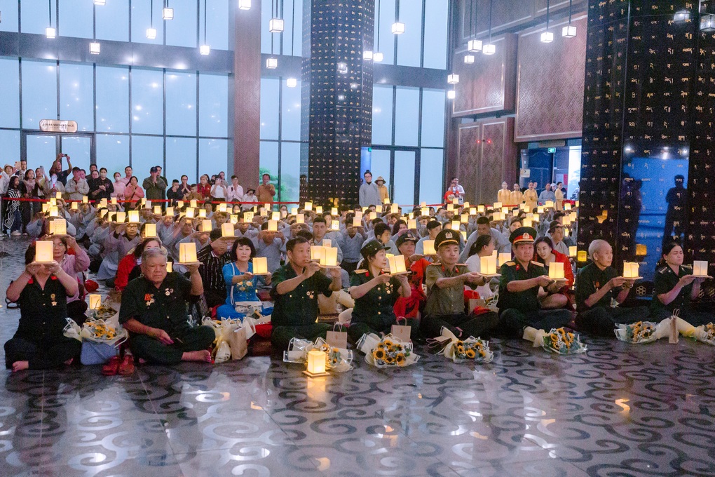 Nhiều hoạt động trên núi Bà Đen hướng về cội nguồn trong ngày Thương binh liệt sĩ - 3 Nhiều hoạt động trên núi Bà Đen hướng về cội nguồn trong ngày Thương binh liệt sĩ - 3
