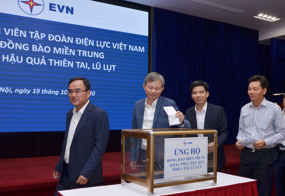 Cán bộ, nhân viên EVN chung tay ủng hộ đồng bào khắc phục hậu quả bão lụt - 1 Cán bộ, nhân viên EVN chung tay ủng hộ đồng bào khắc phục hậu quả bão lụt - 1
