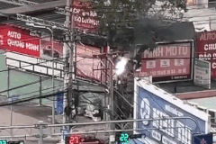 Nổ đường dây điện ở TPHCM khiến người đi đường hốt hoảng