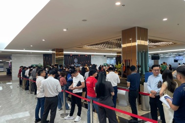 Vinhomes Cần Giờ hút hàng trăm người xếp hàng đăng ký ngày đầu ra mắt