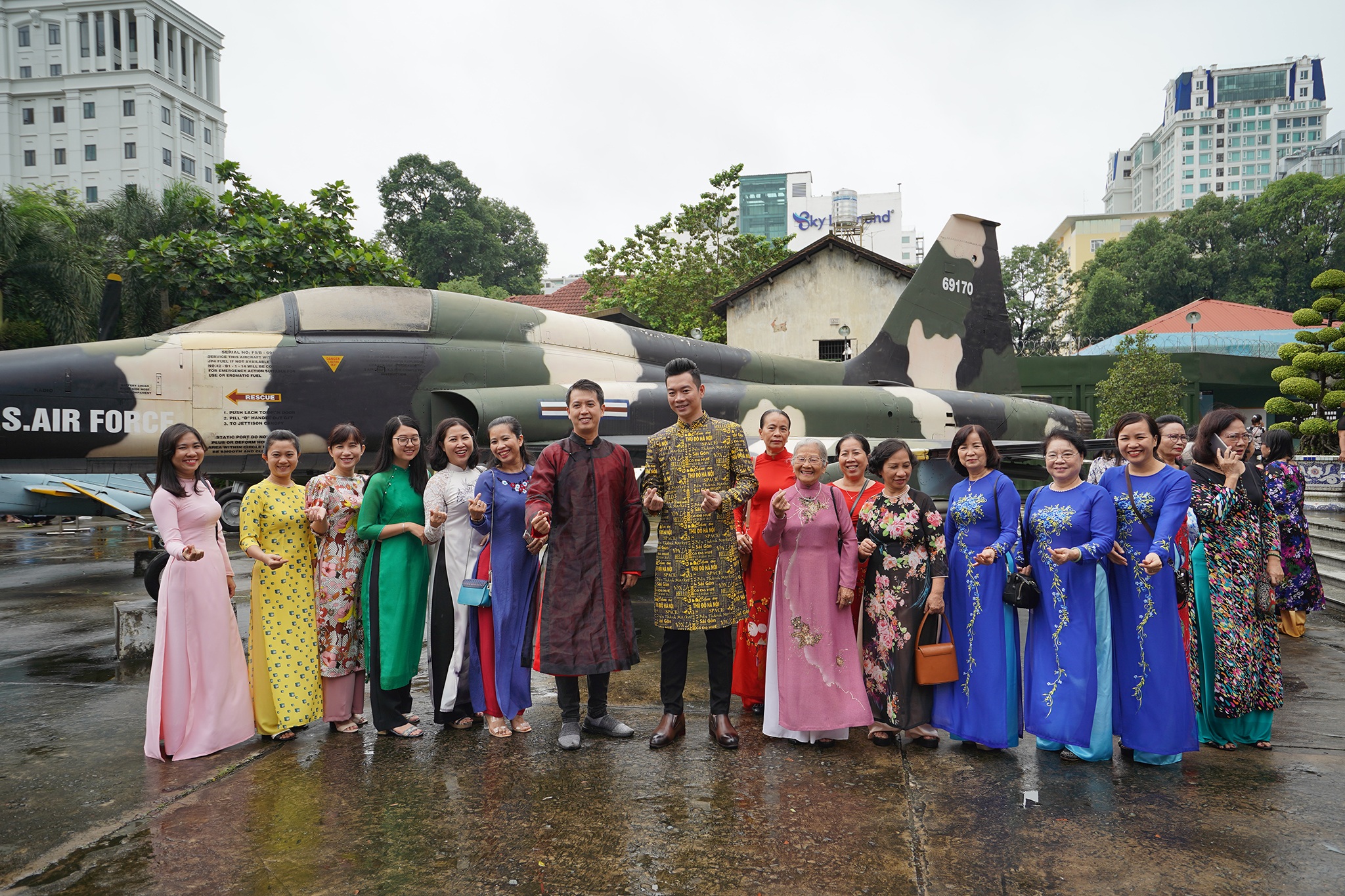 Đường phố, điểm du lịch… ở TPHCM biến thành sàn diễn áo dài - 8 Đường phố, điểm du lịch… ở TPHCM biến thành sàn diễn áo dài - 8