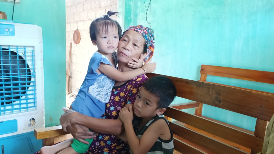 Bạn đọc Dân trí chung tay giúp đỡ hai đứa trẻ mồ côi hơn 246 triệu đồng - 2 Bạn đọc Dân trí chung tay giúp đỡ hai đứa trẻ mồ côi hơn 246 triệu đồng - 2