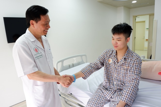 Từ thử thách mượn tay đến ca mổ đầu tiên trên thế giới của bác sĩ Việt - 14 Từ thử thách mượn tay đến ca mổ đầu tiên trên thế giới của bác sĩ Việt - 14