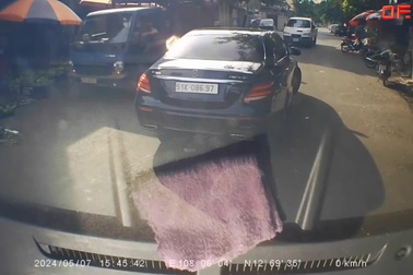 Tài xế xe sang thản nhiên dừng giữa đường để đi chợ