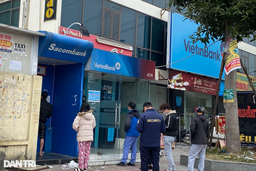 Cảnh tượng khó tin tại các ATM sát khu công nghiệp dịp giáp Tết - 3 Cảnh tượng khó tin tại các ATM sát khu công nghiệp dịp giáp Tết - 3