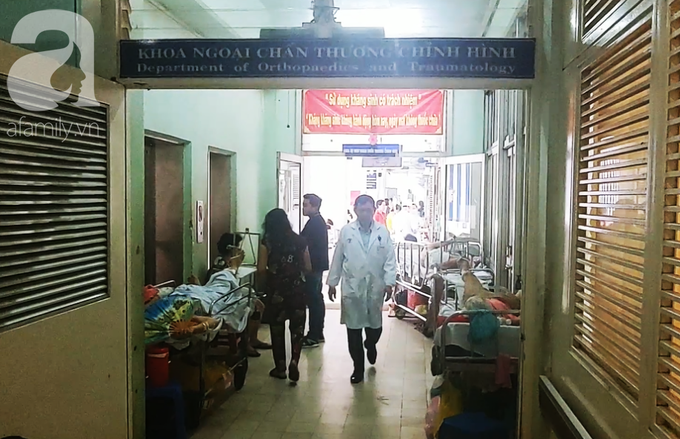 Người mẹ bật khóc nhìn con gái bị cắt chân, nằm liệt giường sau khi mổ não - Ảnh 6. Người mẹ bật khóc nhìn con gái bị cắt chân, nằm liệt giường sau khi mổ não - Ảnh 6.