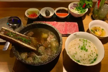 Phở bò 2,4 triệu đồng đắt gấp 50 lần bát phở thường ở TPHCM có gì đặc biệt?