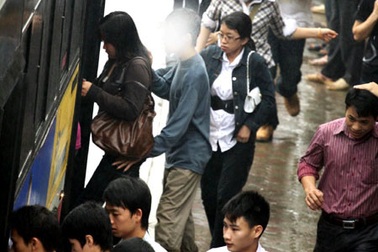 Tiếng kêu cứu từ điểm trung chuyển xe buýt Cầu Giấy, Hà Nội