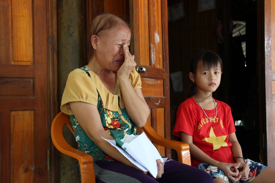Người mẹ ung thư bật khóc khi nhận món quà của bạn đọc Dân trí giúp đỡ - 3 Người mẹ ung thư bật khóc khi nhận món quà của bạn đọc Dân trí giúp đỡ - 3