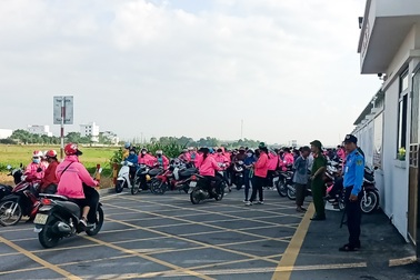 5.000 công nhân ngừng việc sau bữa trưa: Hơn 1.000 người trở lại làm việc