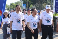 Hàng nghìn người đi bộ dọc sông Hương kêu gọi bảo vệ sức khỏe răng miệng