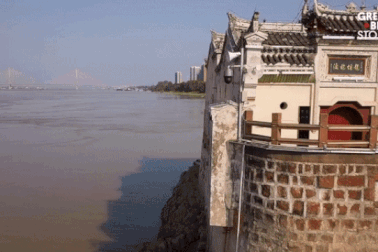 Ngôi đền 700 năm tuổi vẫn hiên ngang đứng vững bất chấp lũ lớn