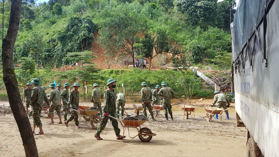 Thầy trò vùng sạt lở Trà Leng trở lại trường sau 3 tuần nghỉ học - 2 Thầy trò vùng sạt lở Trà Leng trở lại trường sau 3 tuần nghỉ học - 2