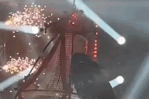 Chi Pu và Pháp Kiều đu đèn chùm biểu diễn khiến khán giả "thót tim"