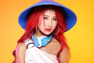 Dj Oxy cá tính với tóc đỏ