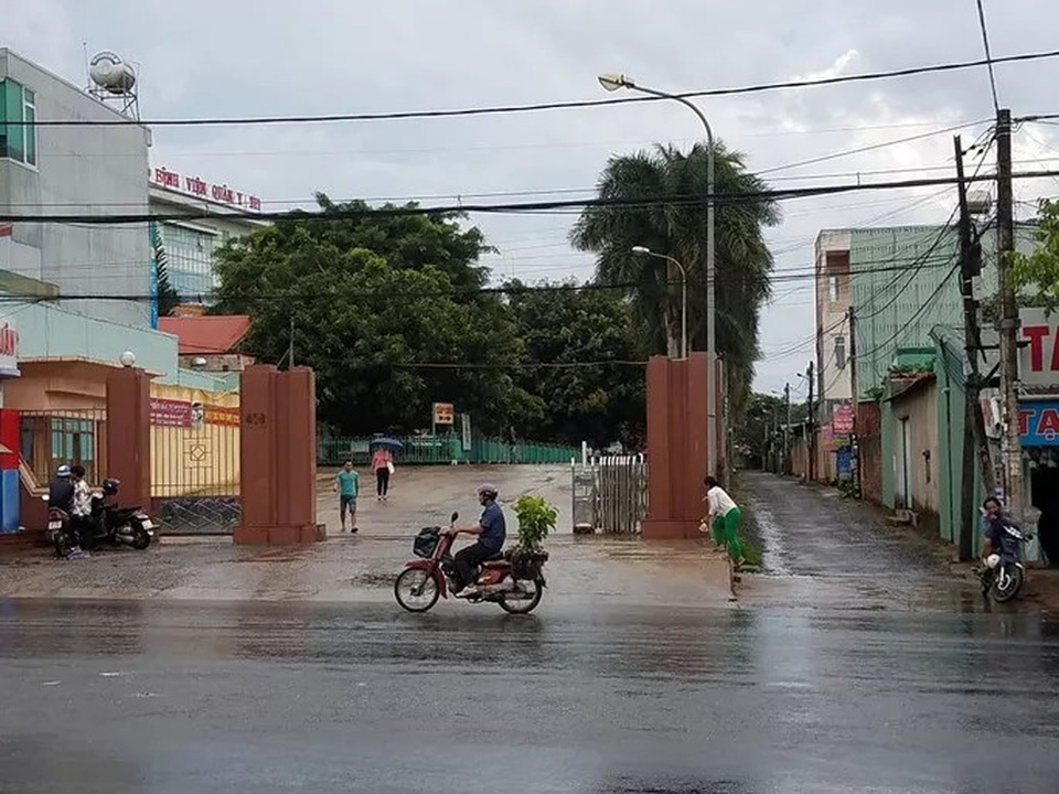 Giải cứu thiếu nữ bị trêu ghẹo, trung tá công an bị chém trọng thương - 1 Giải cứu thiếu nữ bị trêu ghẹo, trung tá công an bị chém trọng thương - 1