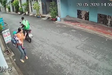 Camera quay lại cảnh tài xế GrabBike giật điện thoại của người phụ nữ