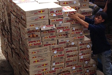 Phát hiện gần 12.000 thùng nước tăng lực “mập mờ” nguồn gốc