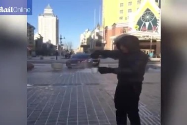 Nước nóng hất vào không khí hóa thành hơi nước đóng băng