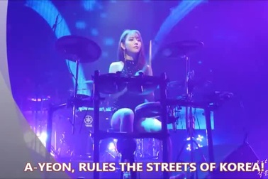 “Mãn nhãn” với màn trình diễn của tay trống nữ xinh đẹp và gợi cảm