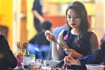 Hàng quán ăn uống ở TPHCM phải công khai số lượng khách cho phép