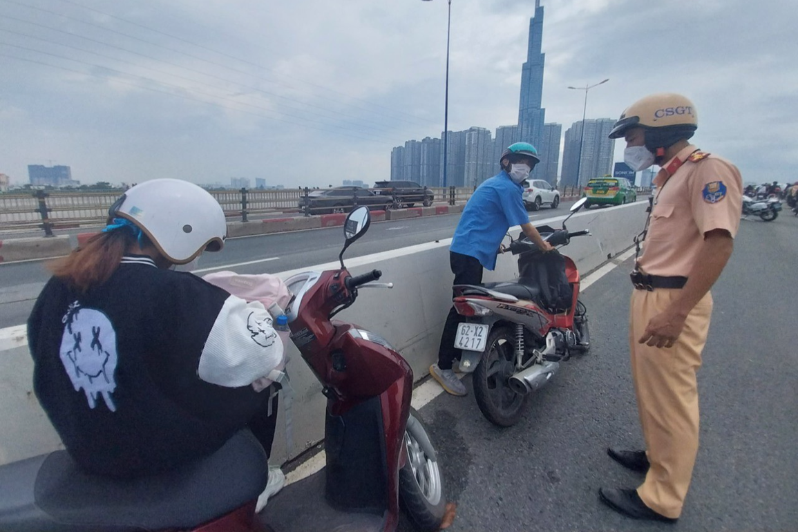 Hàng loạt người, xe trượt ngã trên cầu Sài Gòn - 3 Hàng loạt người, xe trượt ngã trên cầu Sài Gòn - 3