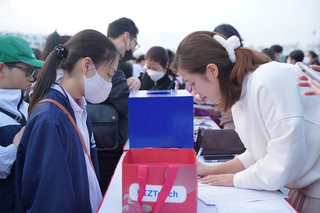 Hà Nội: 2.000 phụ huynh, học sinh, giáo viên chạy marathon vì Tết sẻ chia - 3 Hà Nội: 2.000 phụ huynh, học sinh, giáo viên chạy marathon vì Tết sẻ chia - 3