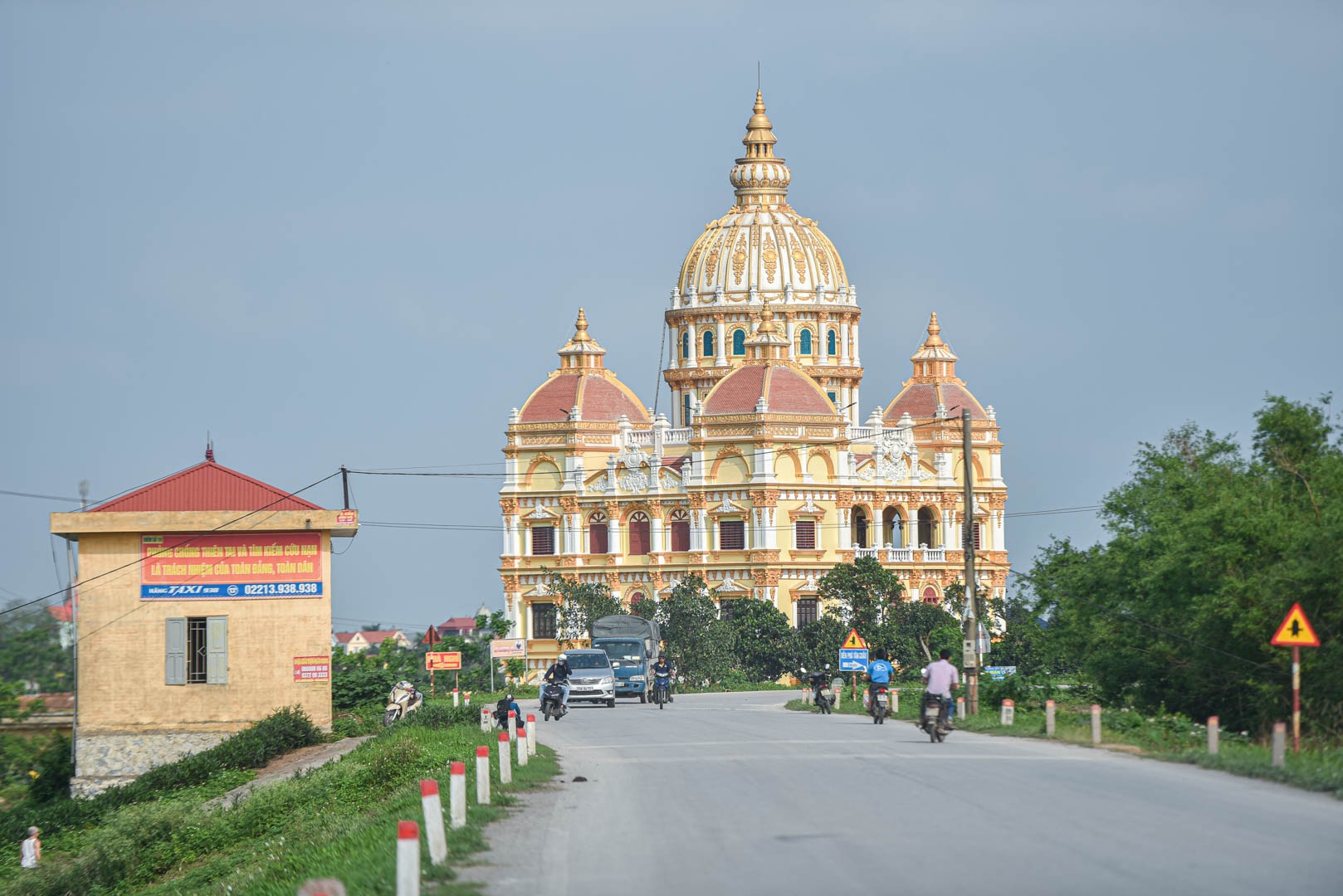 Lâu đài dát vàng, bên trong toàn nội thất đắt đỏ của đại gia ở Hưng Yên - 1