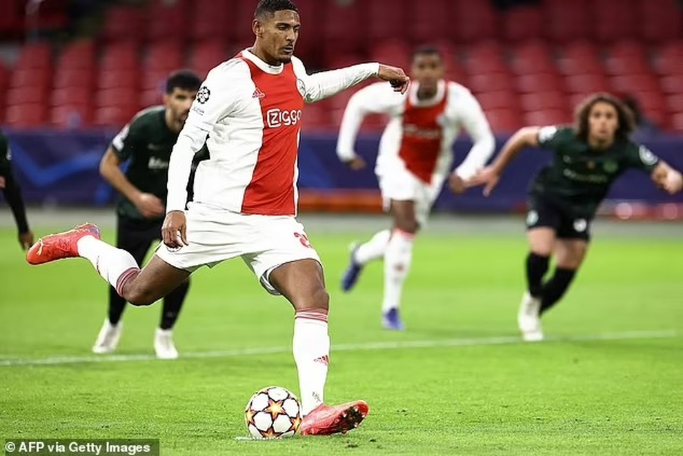 Cơn gió lạ lập kỷ lục siêu việt giống C.Ronaldo ở Champions League - 1 Cơn gió lạ lập kỷ lục siêu việt giống C.Ronaldo ở Champions League - 1