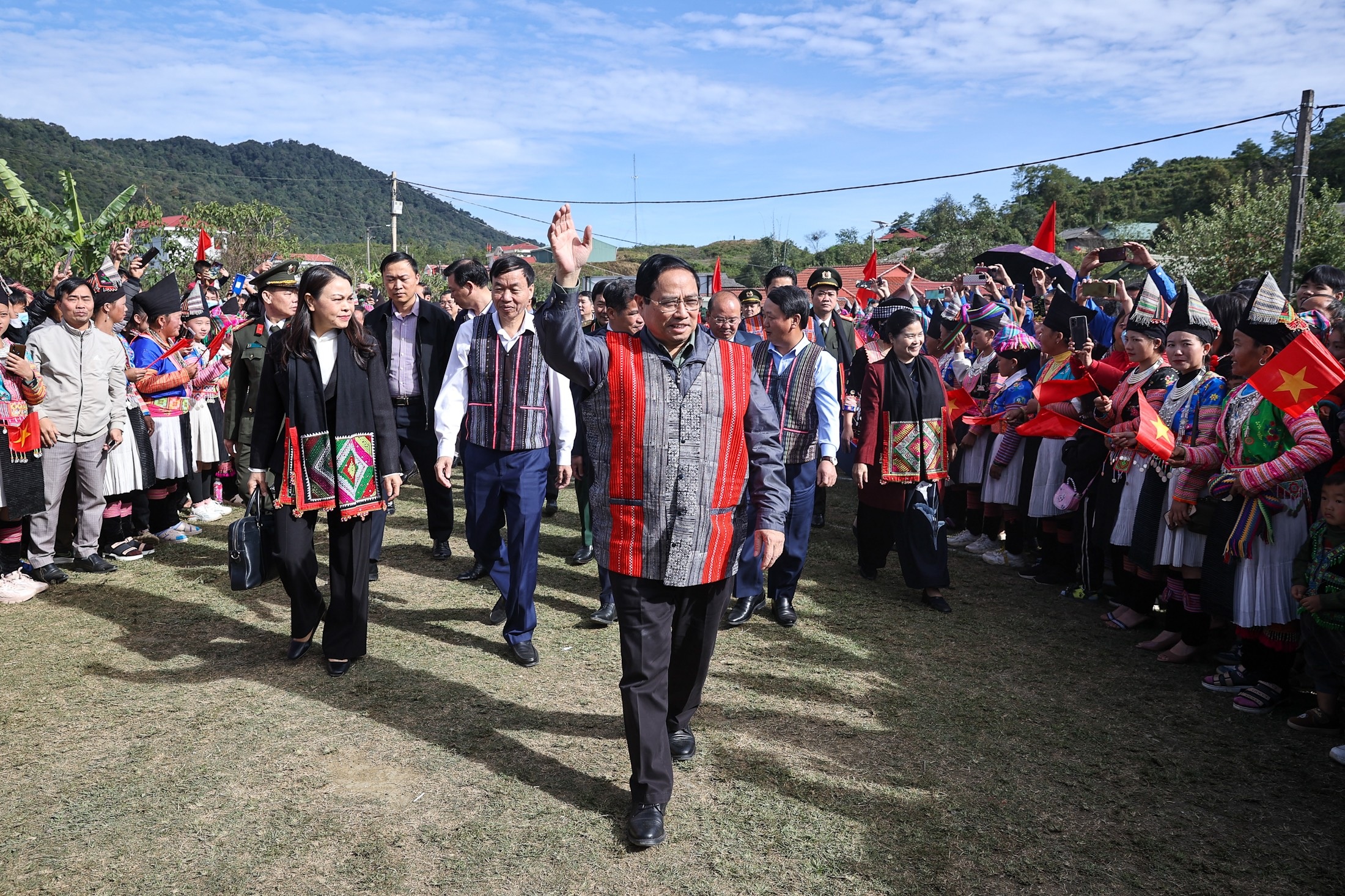 Thủ tướng nắm tay, nhảy cùng đồng bào dân tộc trong ngày hội Đại đoàn kết - 1