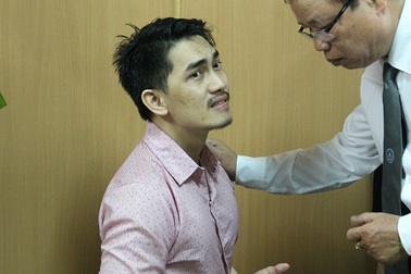 Hoãn xử vụ “phi công trẻ” cướp nhẫn kim cương của người tình già