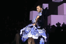 Thanh Hằng diện váy phát sáng, H'Hen Niê khoe chân dài khi làm vedette