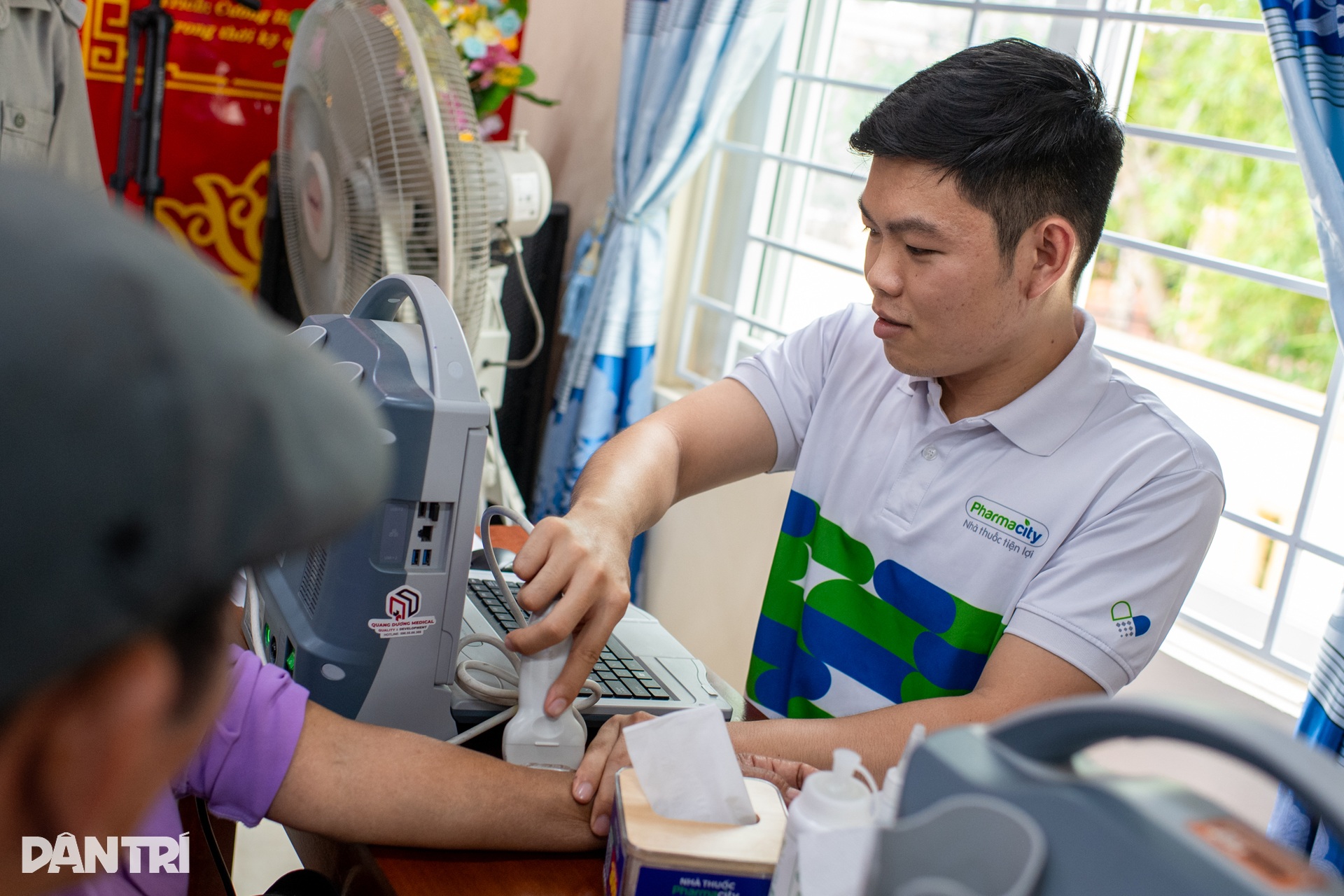 Khám bệnh miễn phí, tặng quà tri ân gần 300 người có công tại Quảng Trị - 13 Khám bệnh miễn phí, tặng quà tri ân gần 300 người có công tại Quảng Trị - 13