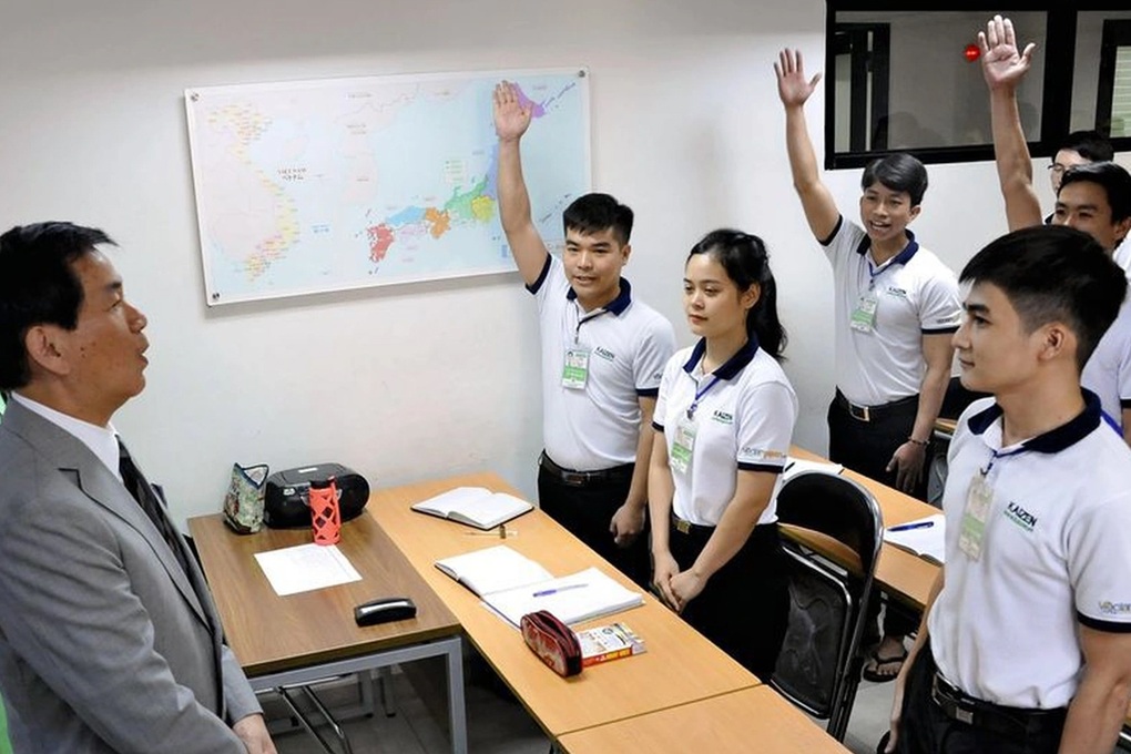 Cất bằng đại học, xuất ngoại làm công nhân: Được nhiều hay mất lớn? - 3 Cất bằng đại học, xuất ngoại làm công nhân: Được nhiều hay mất lớn? - 3