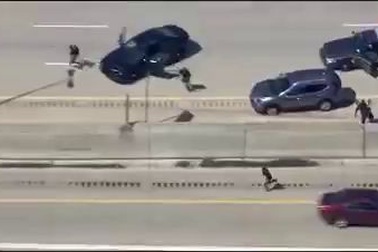 Cảnh sát Mỹ bắt nghi phạm giết người chạy trốn như phim hành động