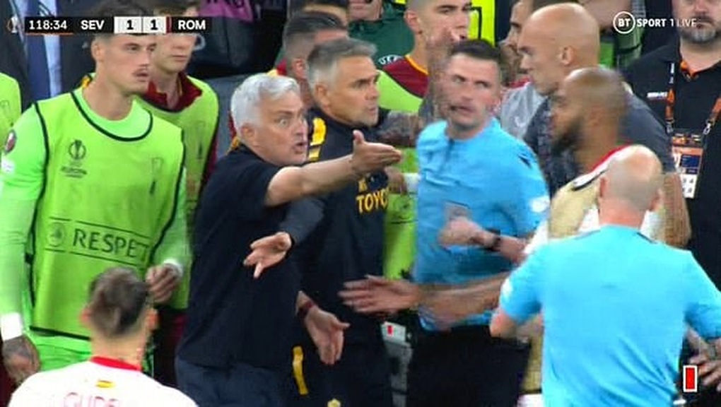 HLV Mourinho tức giận, chỉ trích nặng nề trọng tài khi AS Roma thất bại - 2 HLV Mourinho tức giận, chỉ trích nặng nề trọng tài khi AS Roma thất bại - 2