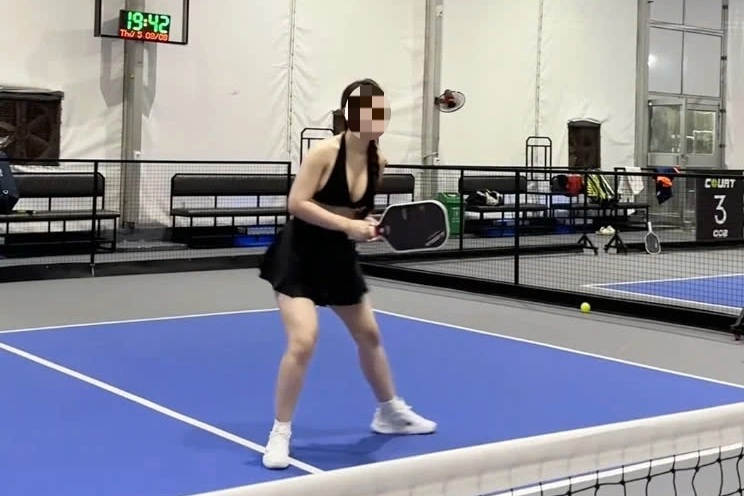 View - Tranh cãi cô gái mặc hở hang chơi pickleball: Khoe thân, làm lố ở sân tập? | Báo Dân trí