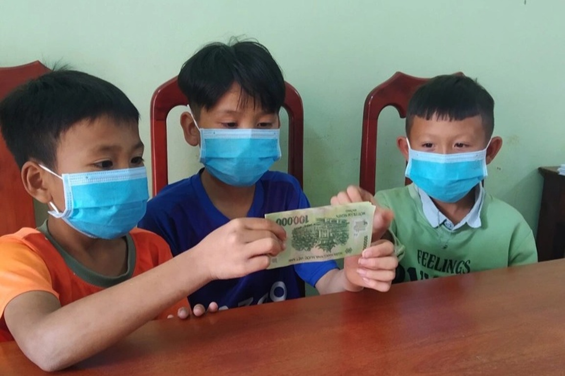 Nhặt được tiền, 3 học sinh lớp 5 nhờ công an trả lại người đánh mất - 1 Nhặt được tiền, 3 học sinh lớp 5 nhờ công an trả lại người đánh mất - 1
