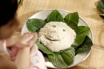 Những khoảnh khắc "dở khóc dở cười" lần đầu con vào bếp