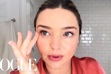 Miranda Kerr chia sẻ cách tự trang điểm