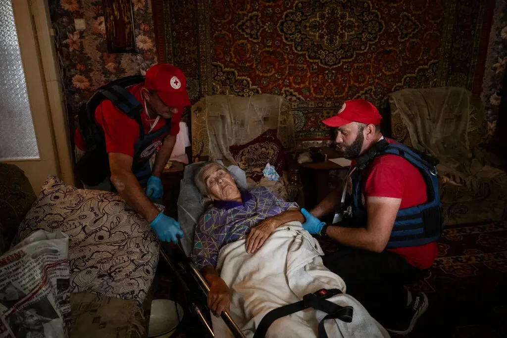 Anciãos ucranianos determinados a permanecer em sua terra natal em meio à guerra feroz - 1 Người già Ukraine quyết bám trụ quê nhà giữa chiến sự khốc liệt - 1