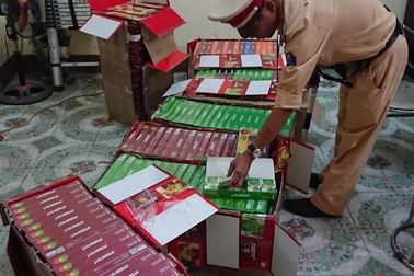 Xe khách vận chuyển hơn 5.000 gói hương liệu shisha không giấy tờ