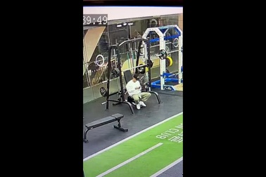 Thanh niên gặp tai nạn bất ngờ trong phòng tập thể hình