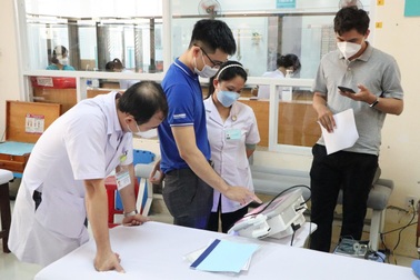 Bàn giao thiết bị phục hồi chức năng cho bệnh nhân tại Bệnh viện 199