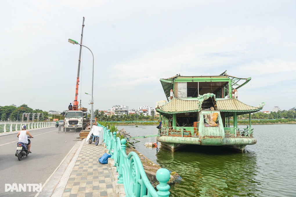 Tháo dỡ du thuyền cuối cùng ra khỏi hồ Tây - 1 Tháo dỡ du thuyền cuối cùng ra khỏi hồ Tây - 1